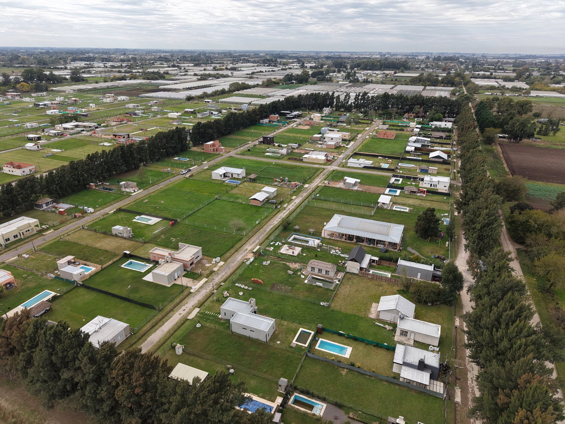 Vista aérea de la comunidad San José — casas y espacios verdes