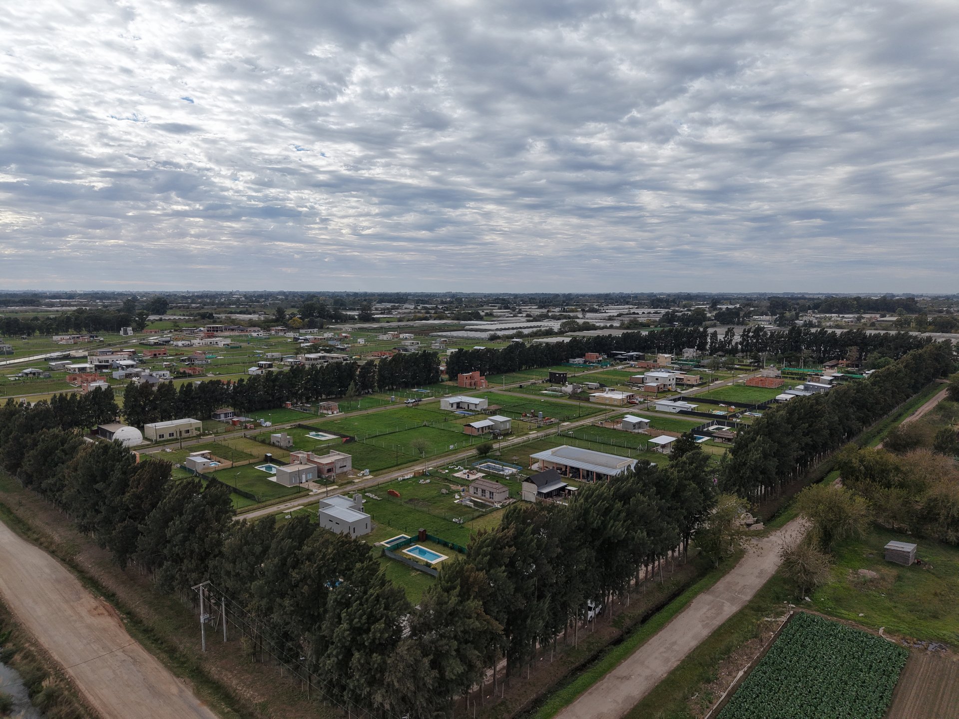 Vista aérea Barrio San José I rodeado por casuarinas